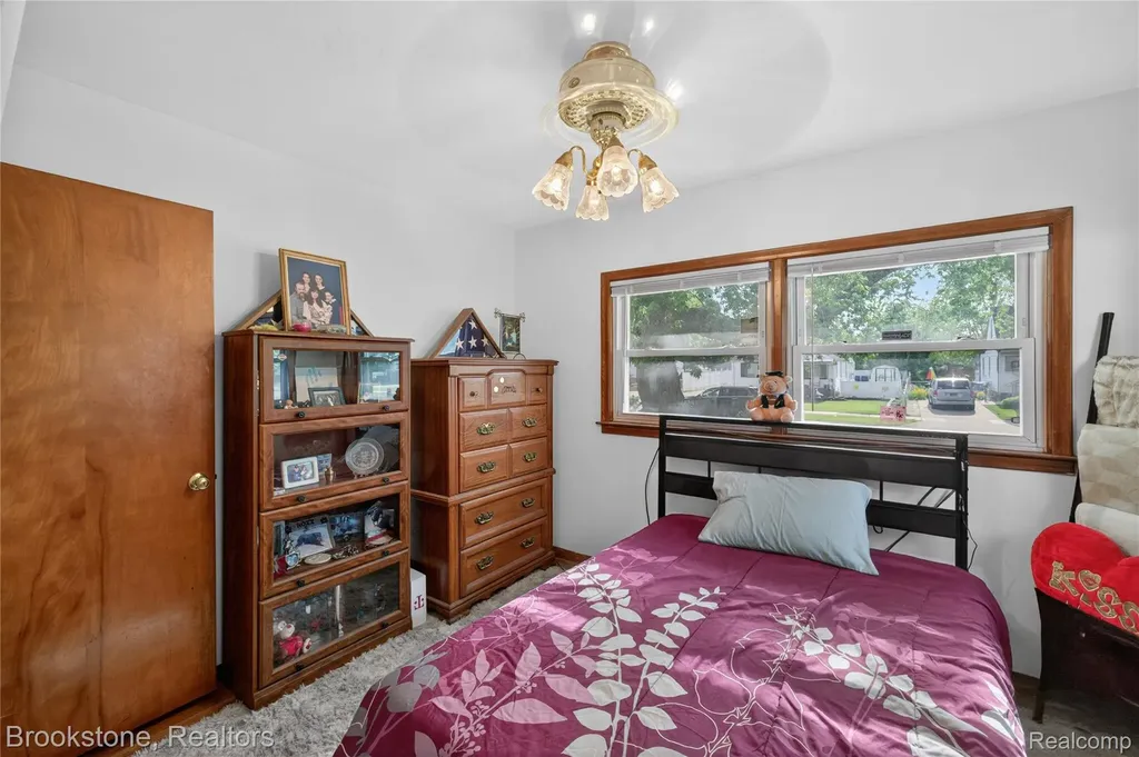 23496 Willard Avenue Warren City MI 48089