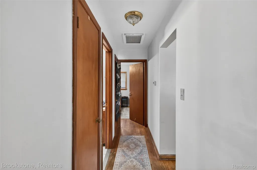 23496 Willard Avenue Warren City MI 48089