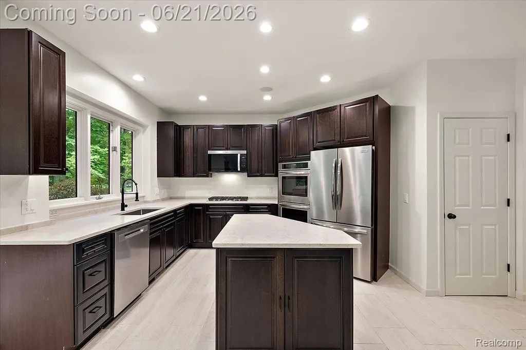 6403 W Oaks Drive West Bloomfield Charter Township MI 48324