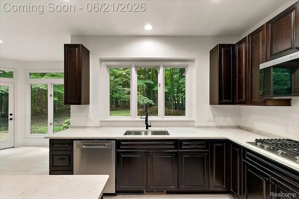 6403 W Oaks Drive West Bloomfield Charter Township MI 48324