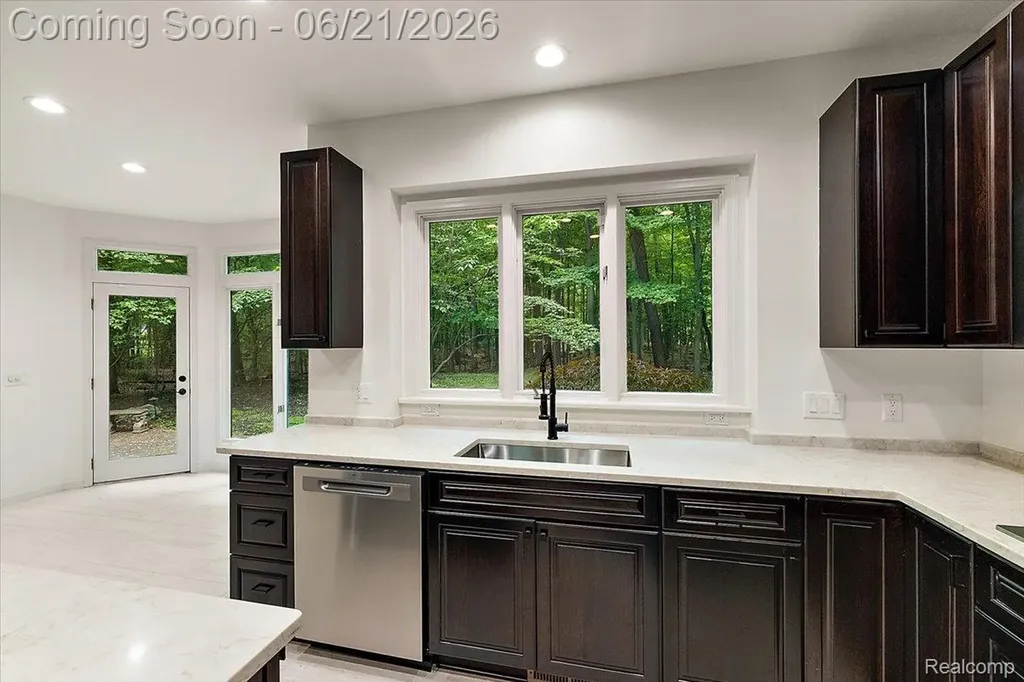 6403 W Oaks Drive West Bloomfield Charter Township MI 48324
