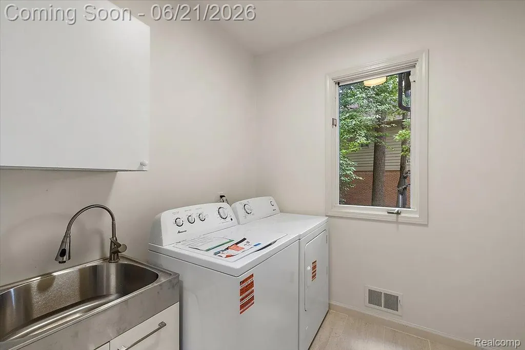 6403 W Oaks Drive West Bloomfield Charter Township MI 48324
