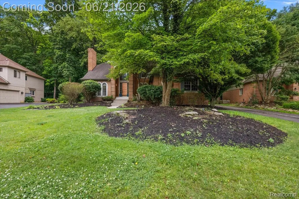 6403 W Oaks Drive West Bloomfield Charter Township MI 48324