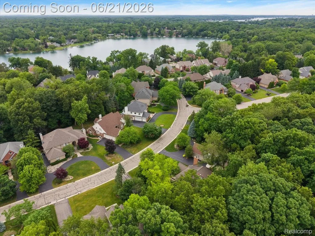 6403 W Oaks Drive West Bloomfield Charter Township MI 48324