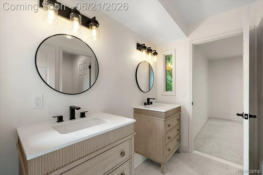 6403 W Oaks Drive West Bloomfield Charter Township MI 48324
