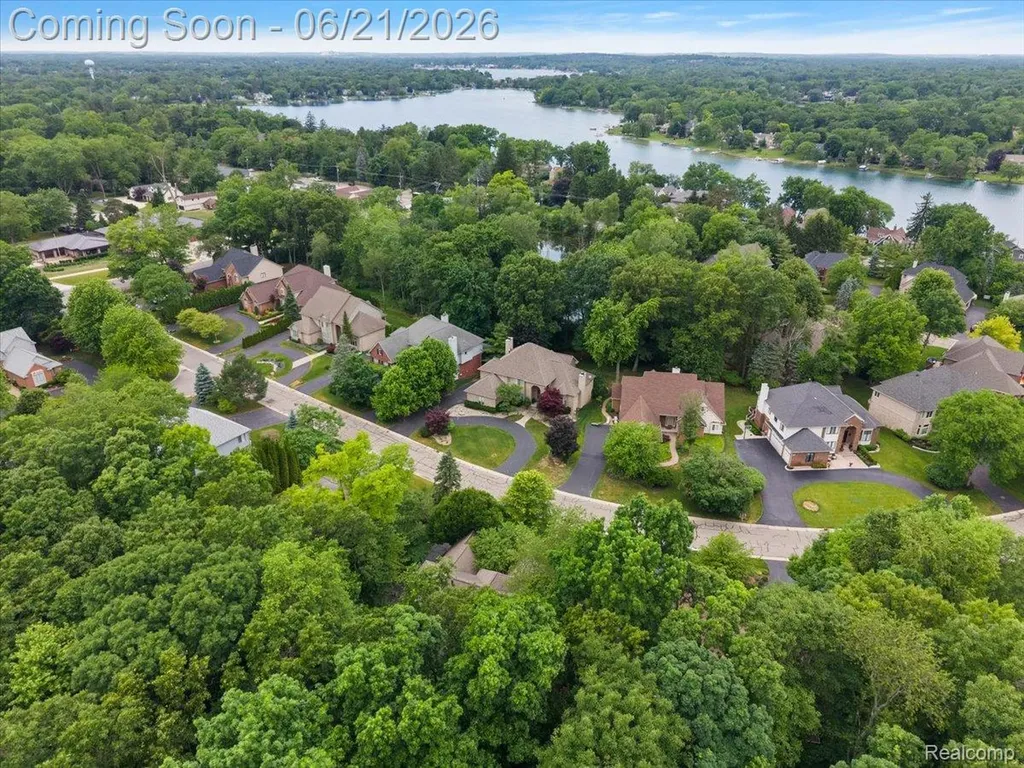 6403 W Oaks Drive West Bloomfield Charter Township MI 48324