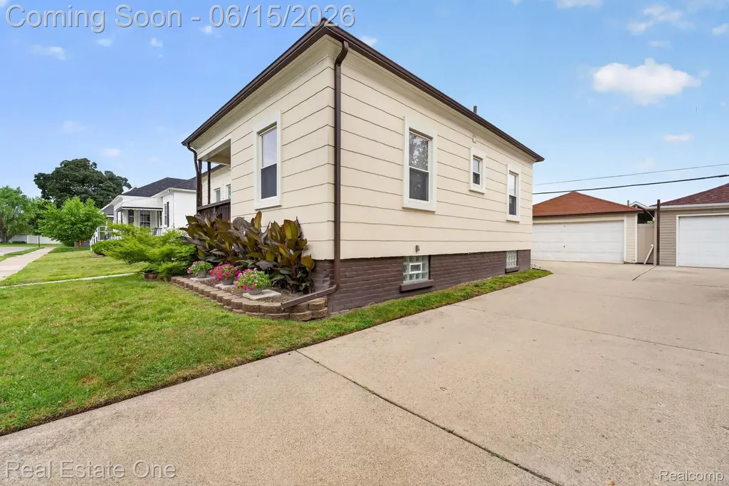 466 Spruce Street Wyandotte City MI 48192