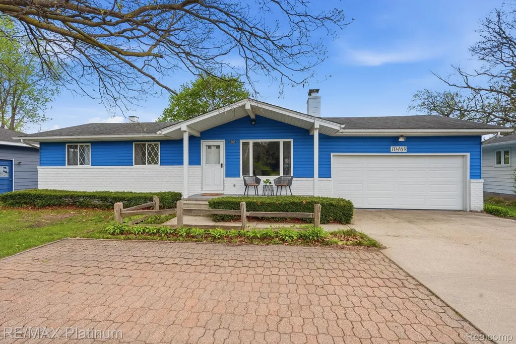 10469 Cooley Lake Road Commerce Charter Township MI 48382