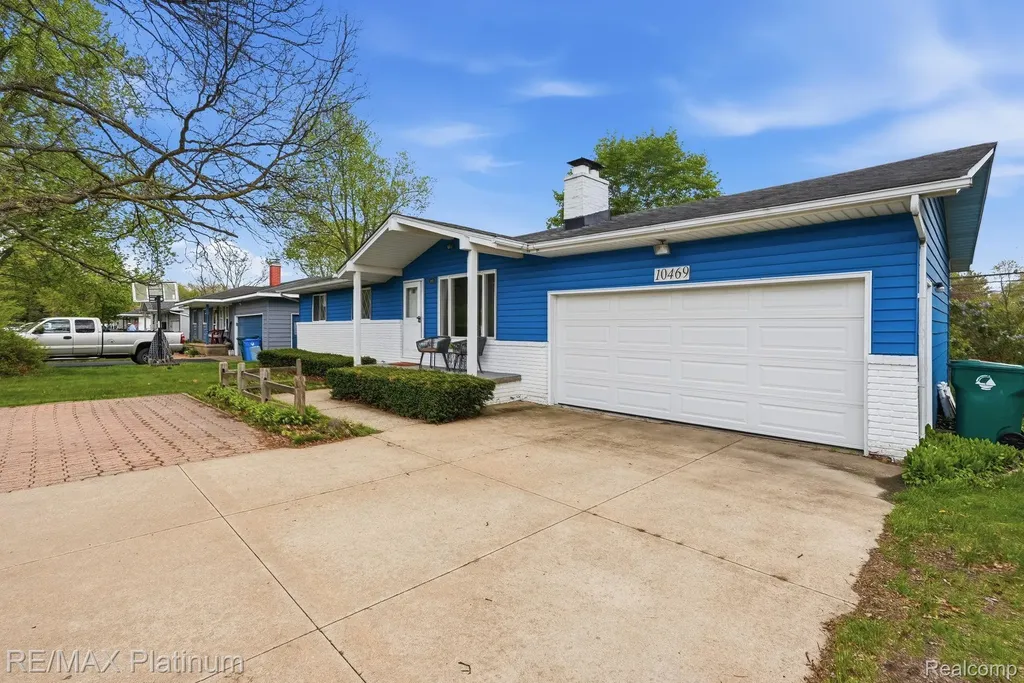 10469 Cooley Lake Road Commerce Charter Township MI 48382