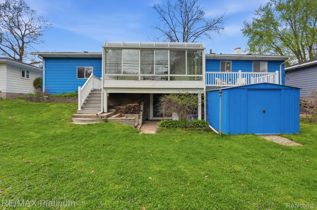 10469 Cooley Lake Road Commerce Charter Township MI 48382