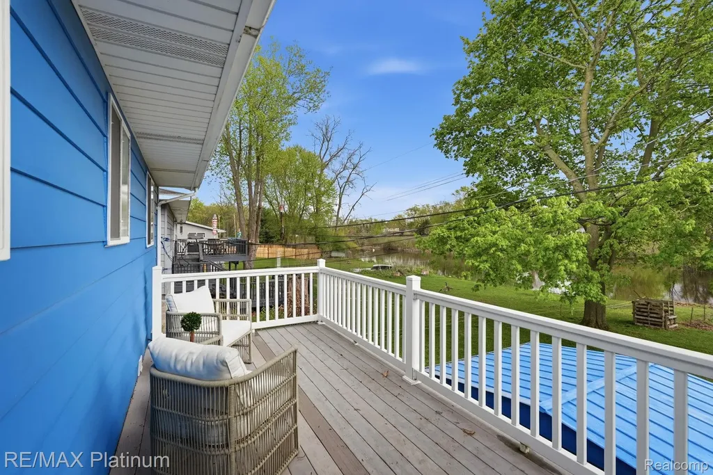 10469 Cooley Lake Road Commerce Charter Township MI 48382