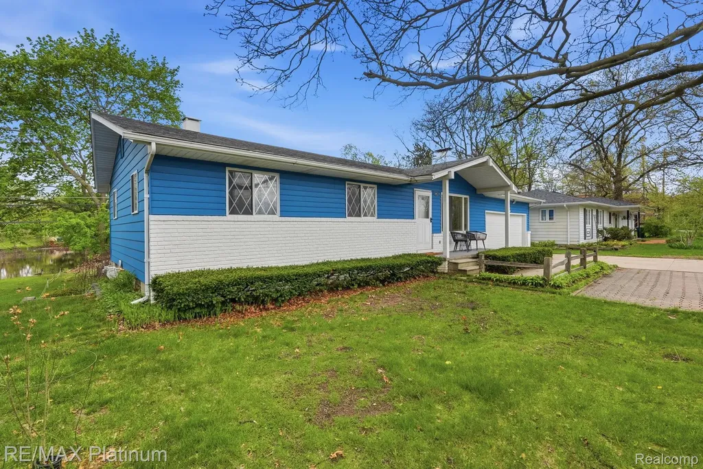 10469 Cooley Lake Road Commerce Charter Township MI 48382