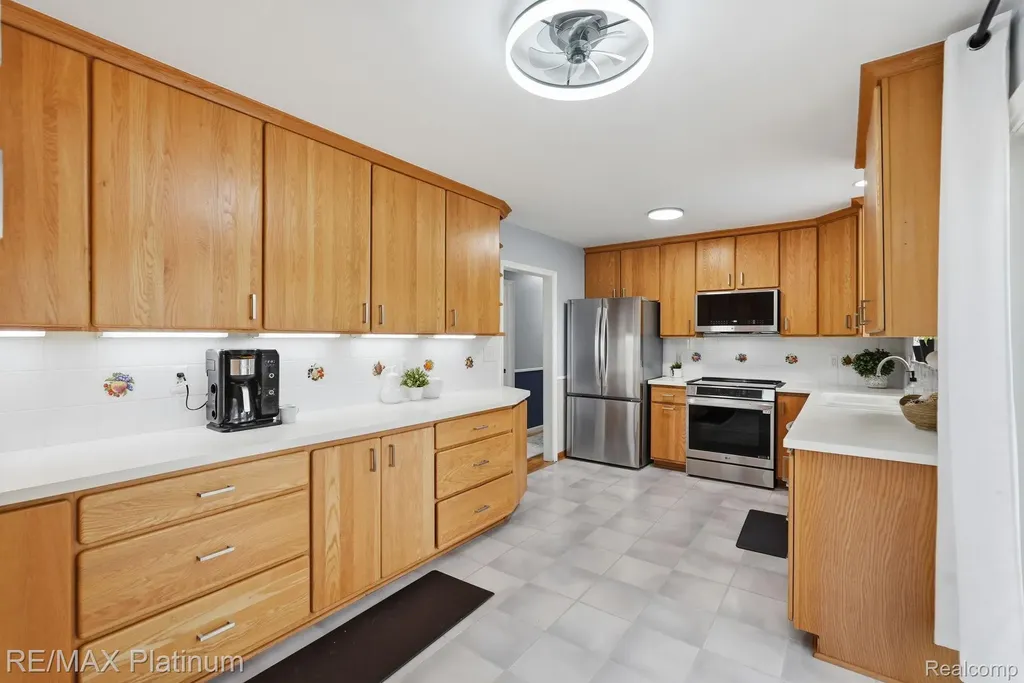 10469 Cooley Lake Road Commerce Charter Township MI 48382