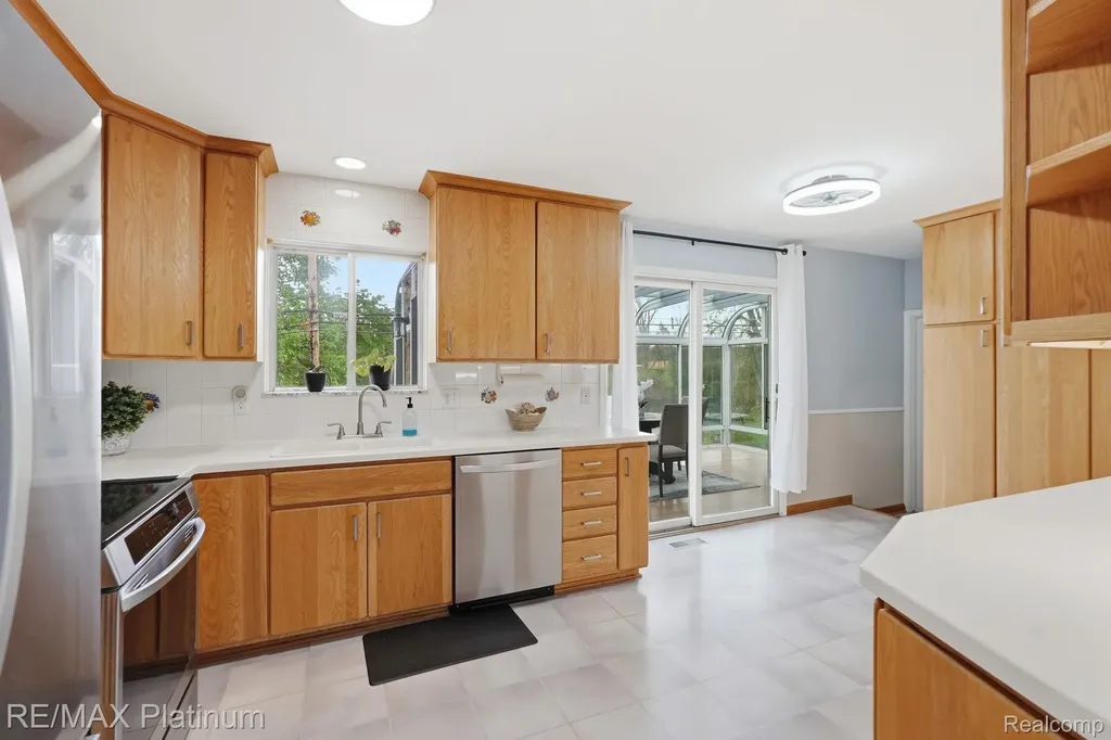 10469 Cooley Lake Road Commerce Charter Township MI 48382
