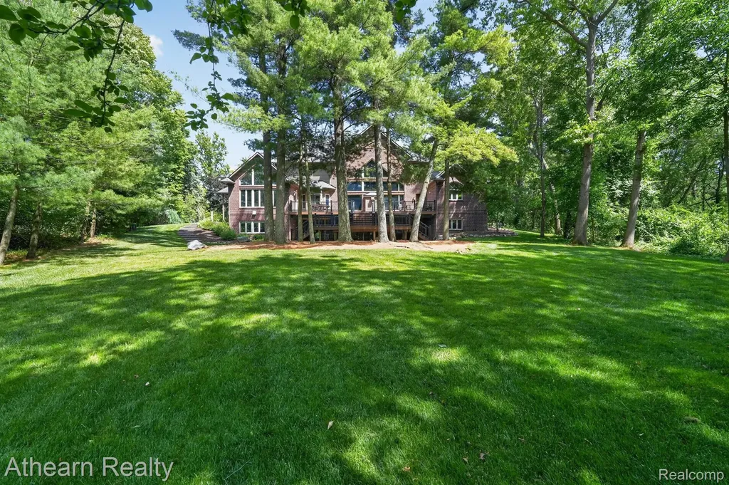 5326 Lake Forest Boulevard Genoa Township MI 48116