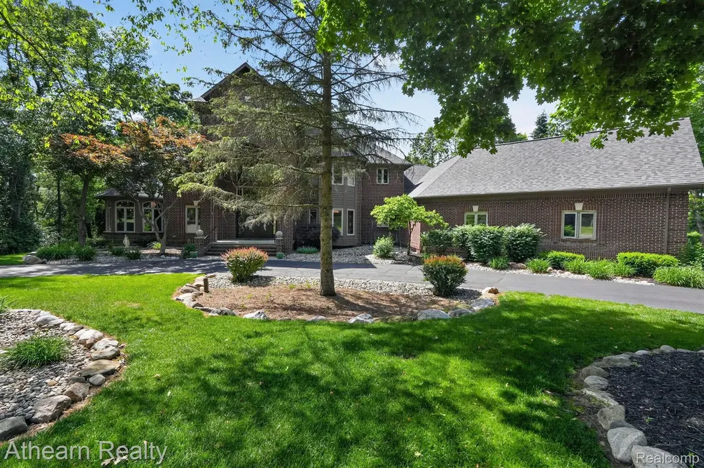 5326 Lake Forest Boulevard Genoa Township MI 48116