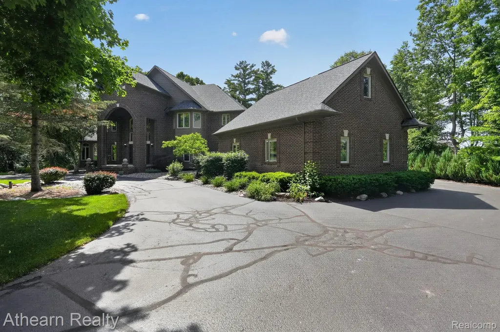 5326 Lake Forest Boulevard Genoa Township MI 48116