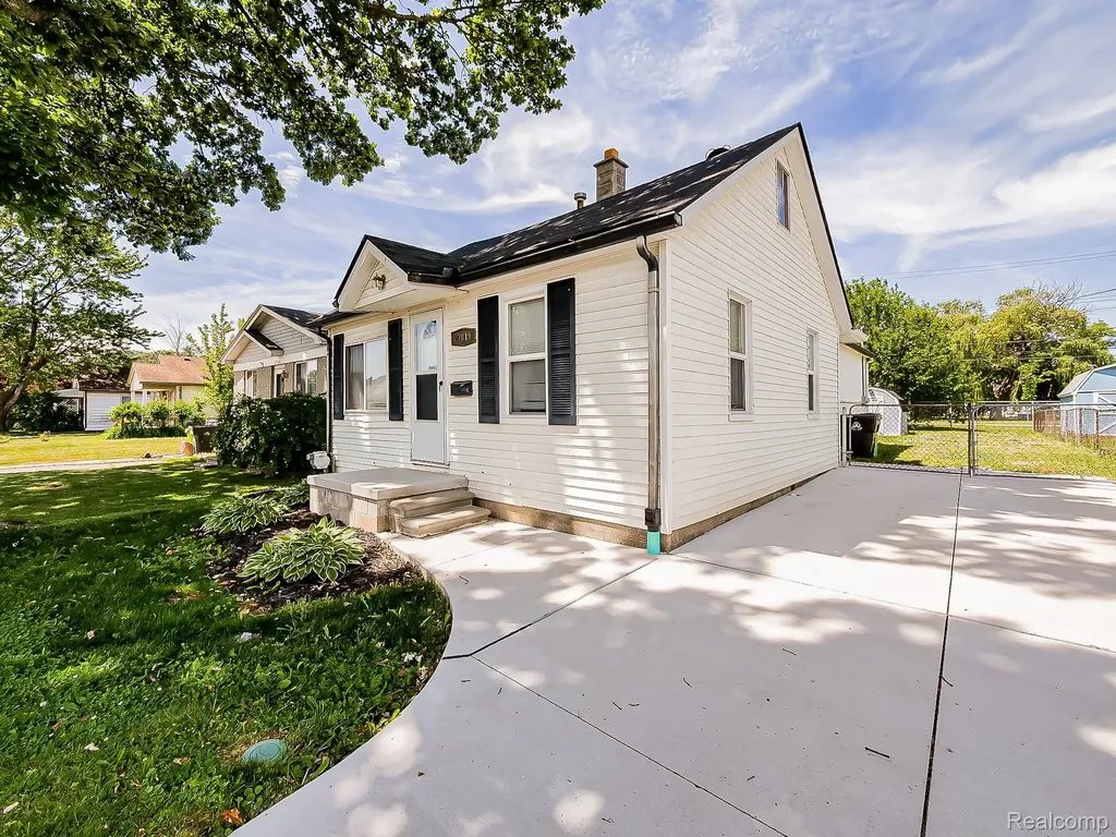 27819 Lasslett Street Roseville City MI 48066