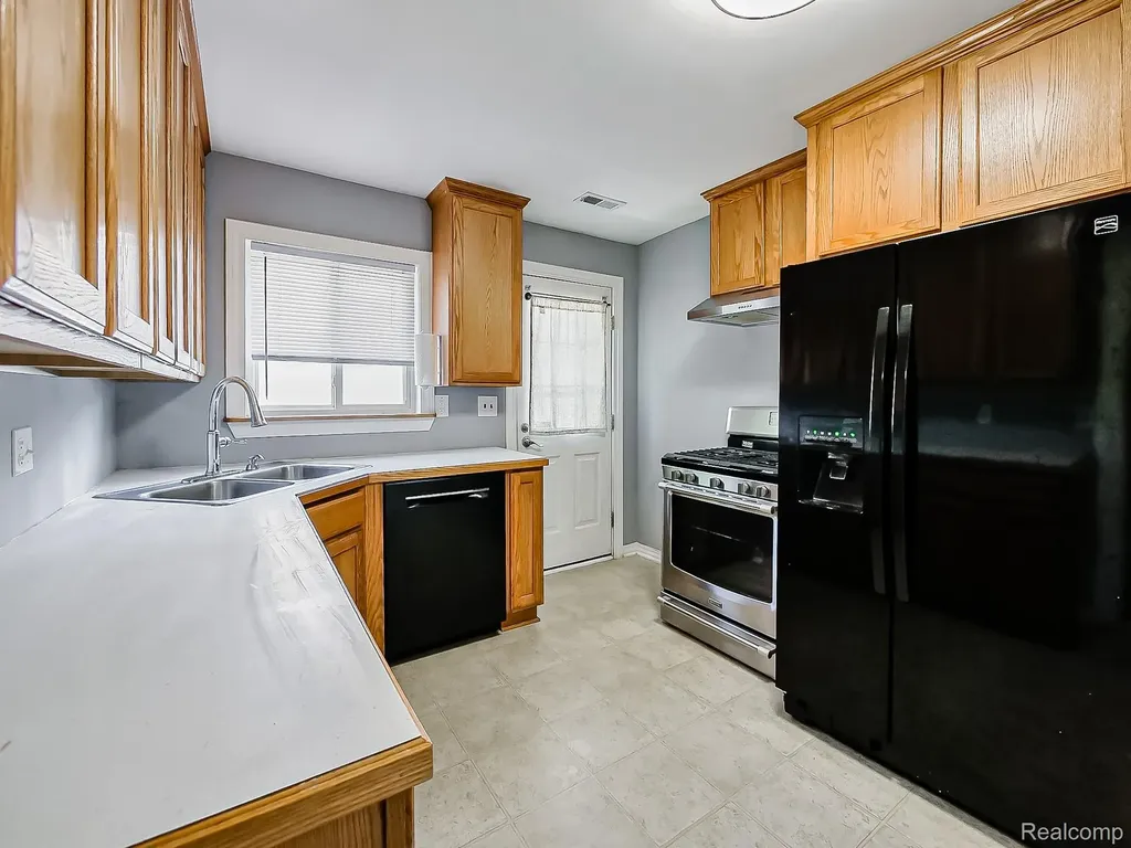 27819 Lasslett Street Roseville City MI 48066