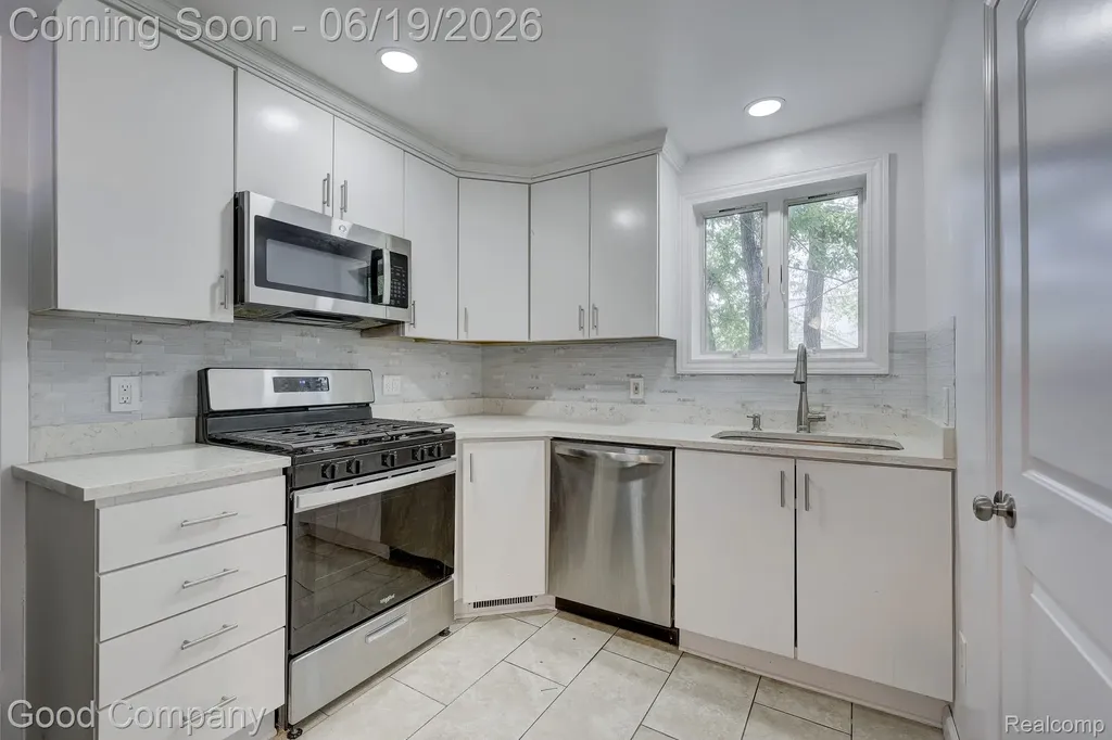 335 W Lincoln Avenue Madison Heights City MI 48071