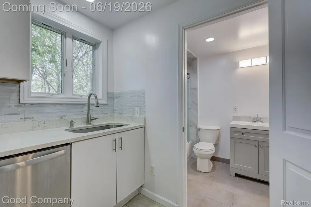 335 W Lincoln Avenue Madison Heights City MI 48071
