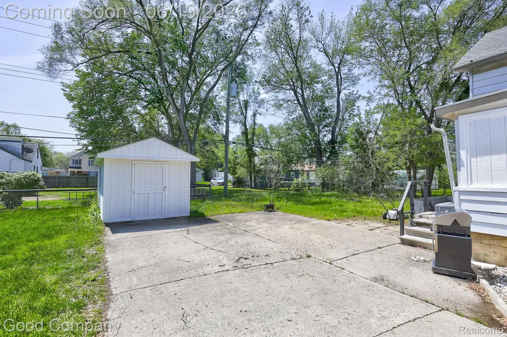 335 W Lincoln Avenue Madison Heights City MI 48071