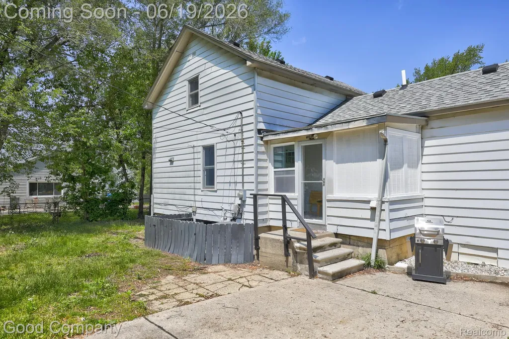 335 W Lincoln Avenue Madison Heights City MI 48071
