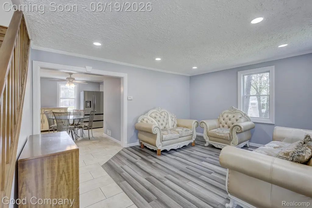 335 W Lincoln Avenue Madison Heights City MI 48071