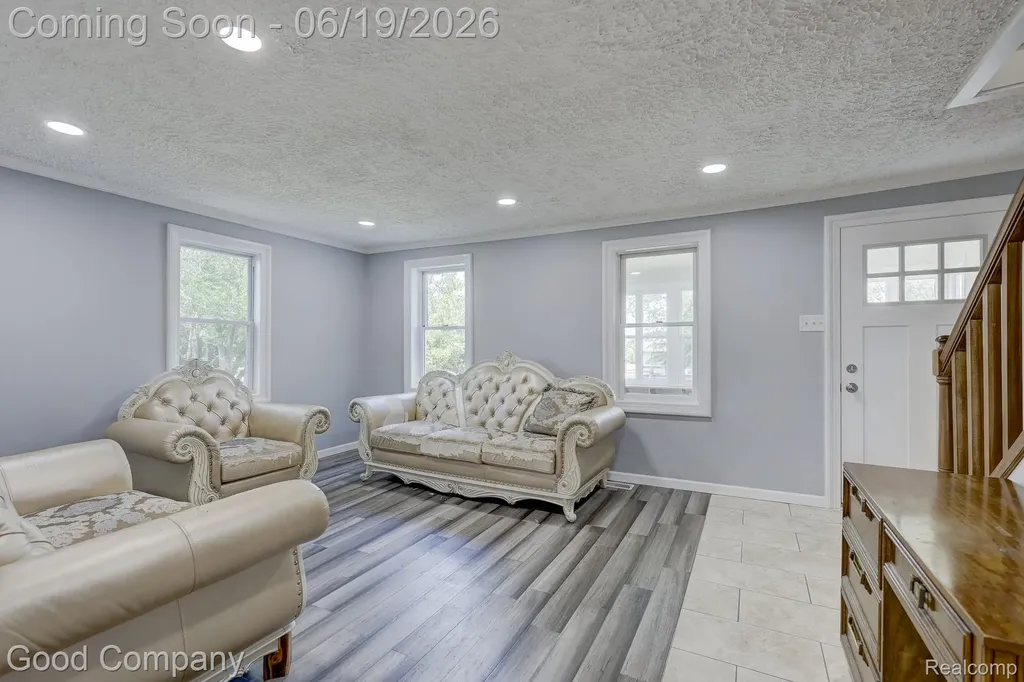 335 W Lincoln Avenue Madison Heights City MI 48071