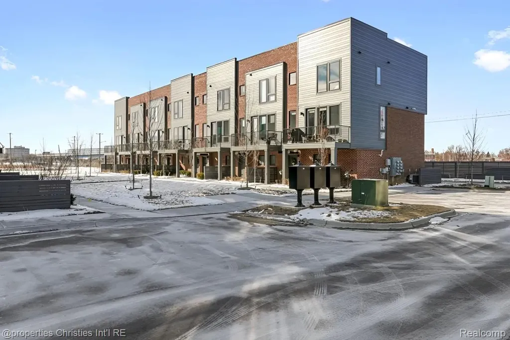 1507 W Fisher Freeway Detroit City MI 48216