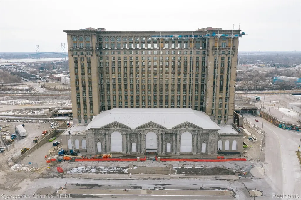 1507 W Fisher Freeway Detroit City MI 48216