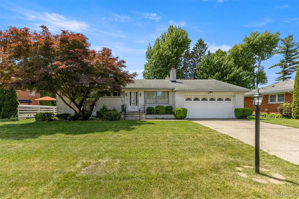 25429 Graceland Circle Dearborn Heights City MI 48125
