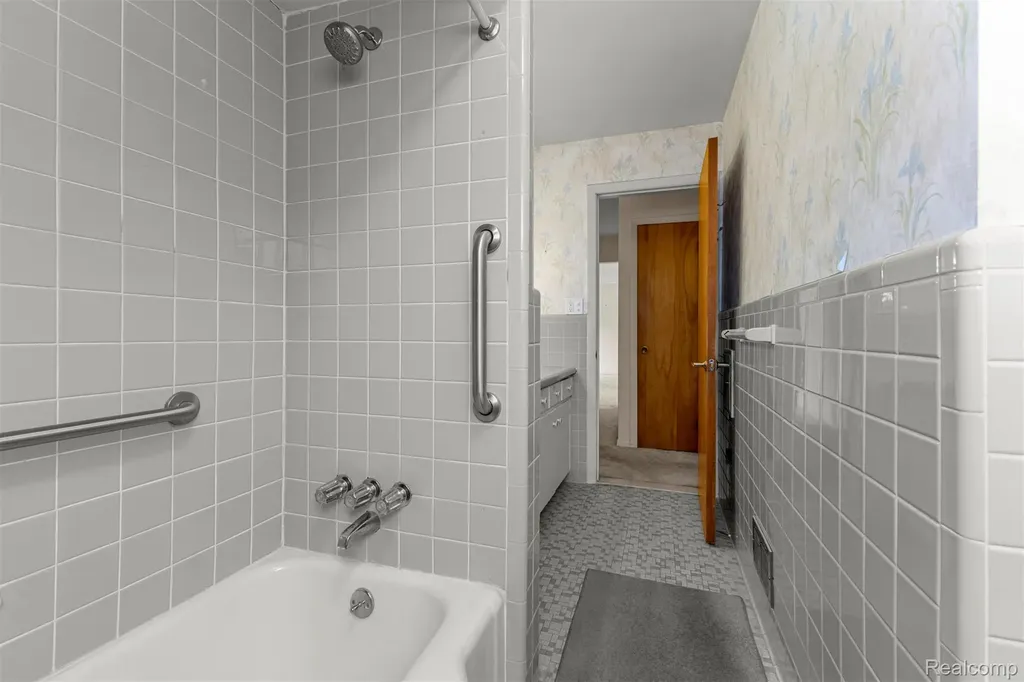 25429 Graceland Circle Dearborn Heights City MI 48125