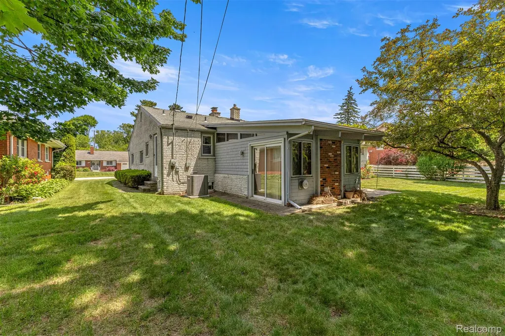 25429 Graceland Circle Dearborn Heights City MI 48125