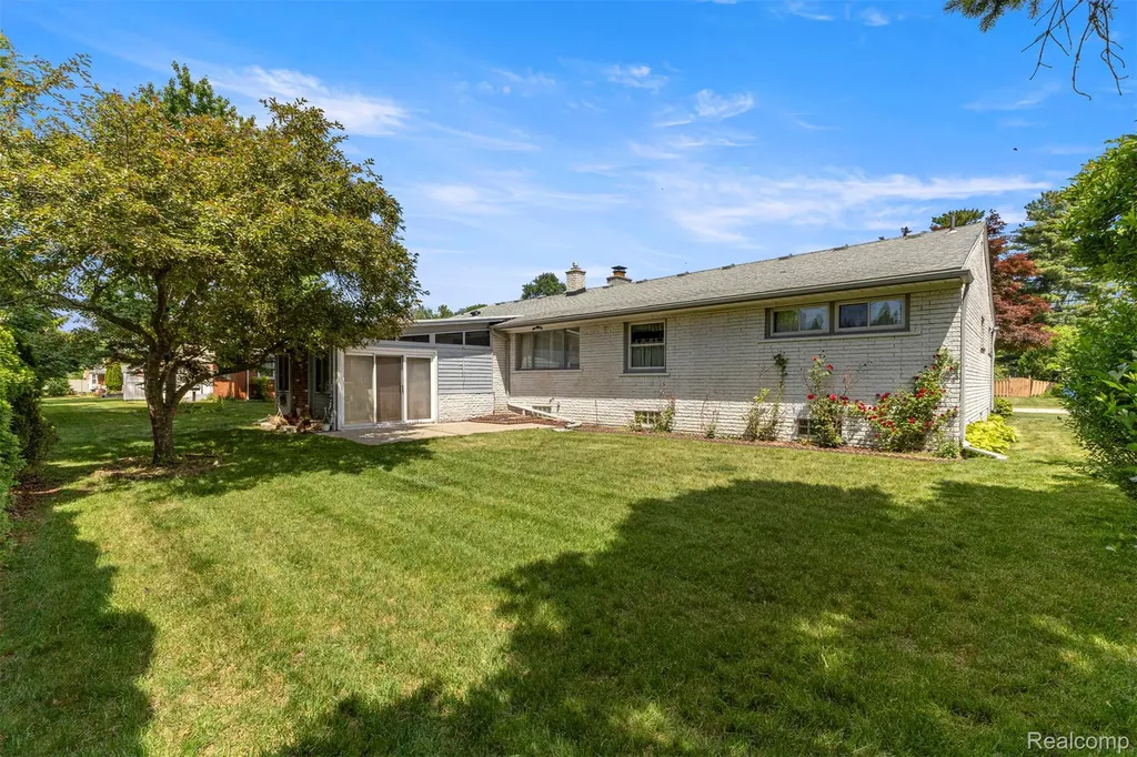 25429 Graceland Circle Dearborn Heights City MI 48125