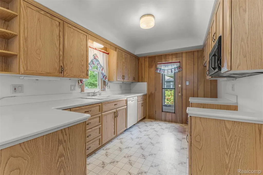 25429 Graceland Circle Dearborn Heights City MI 48125
