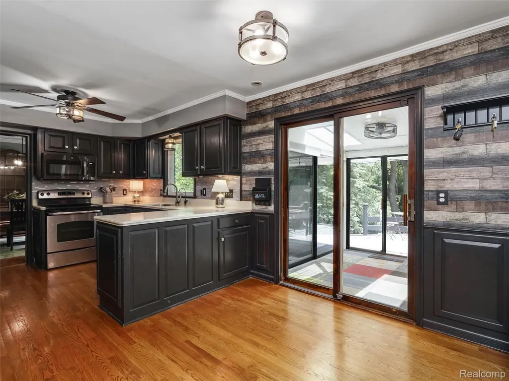 2143 Avoncrest Drive Rochester Hills City MI 48309