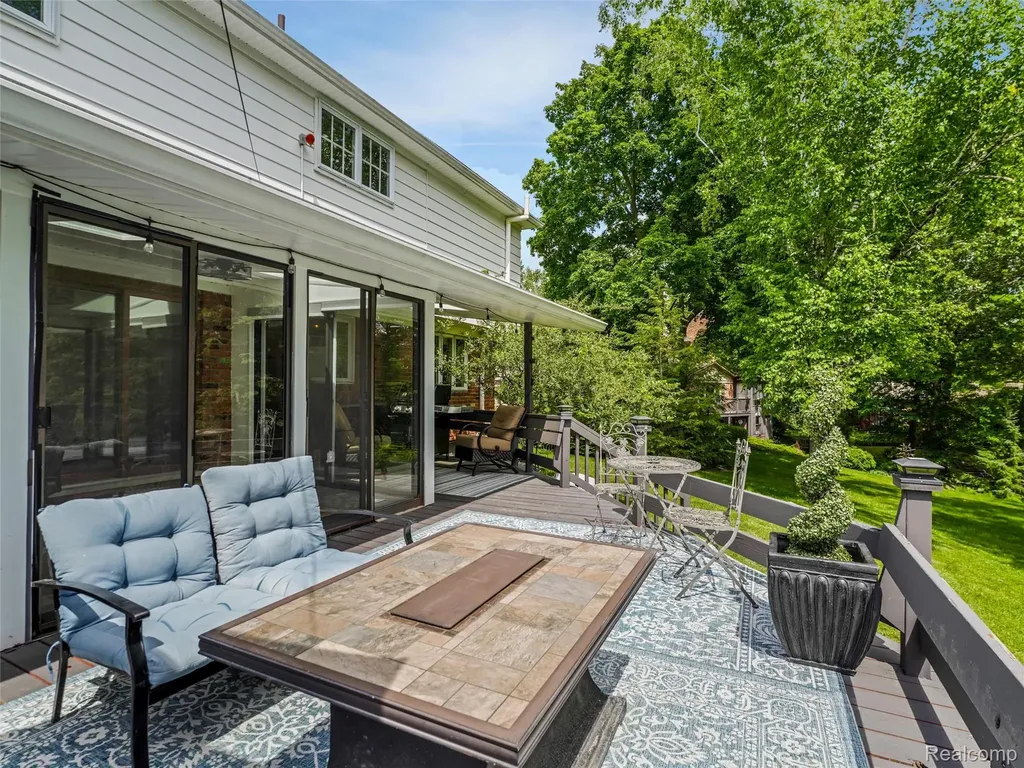 2143 Avoncrest Drive Rochester Hills City MI 48309