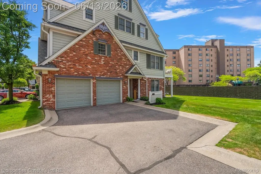 26010 Felicity Landing Harrison Charter Township MI 48045