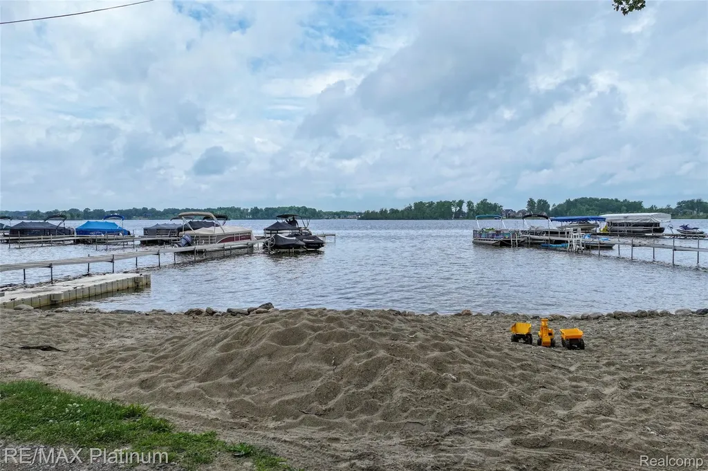 29 Retreat Way Fenton Charter Township MI 48430