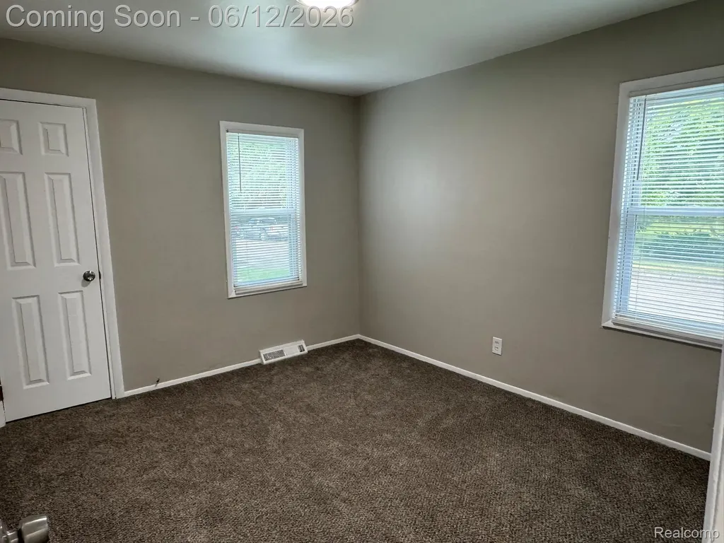 22447 Oaklane Street Warren City MI 48089