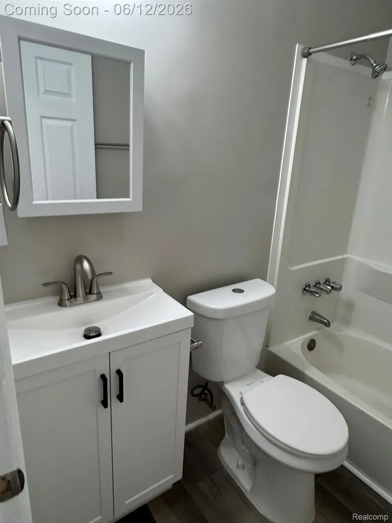 22447 Oaklane Street Warren City MI 48089