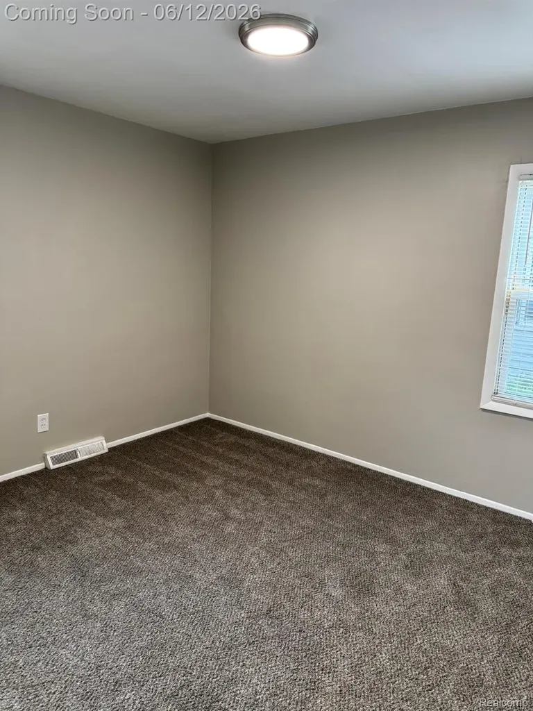 22447 Oaklane Street Warren City MI 48089