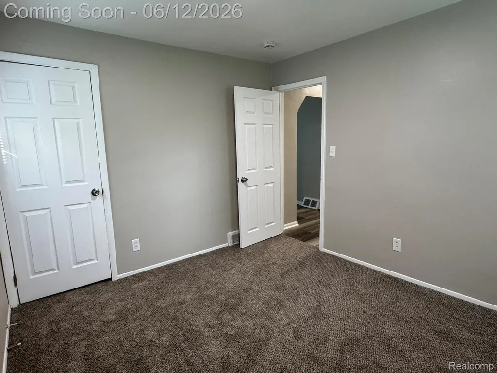 22447 Oaklane Street Warren City MI 48089