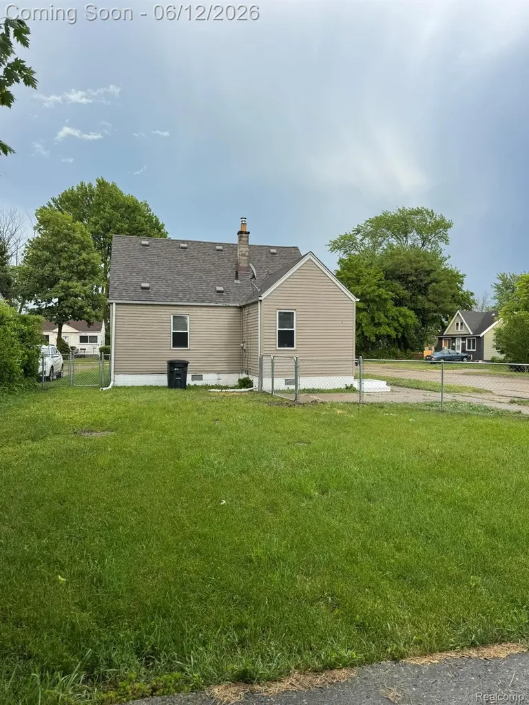 22447 Oaklane Street Warren City MI 48089