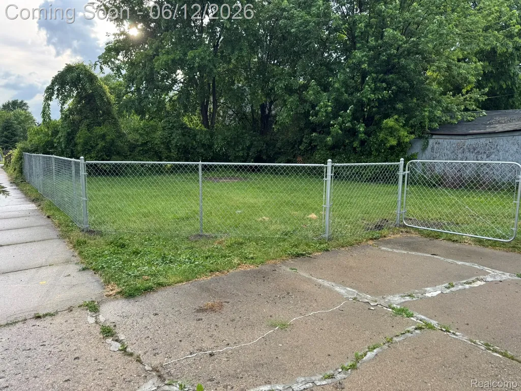 22447 Oaklane Street Warren City MI 48089