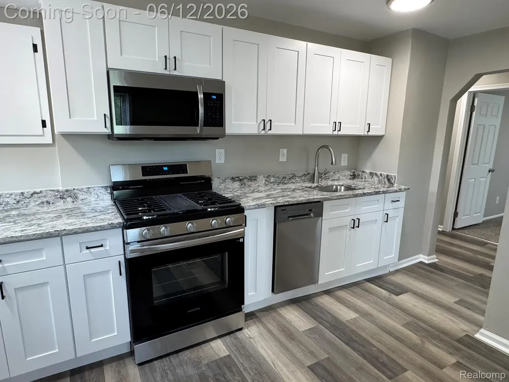 22447 Oaklane Street Warren City MI 48089