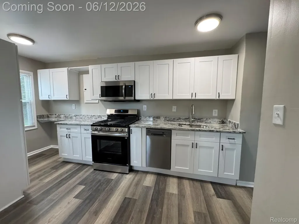 22447 Oaklane Street Warren City MI 48089