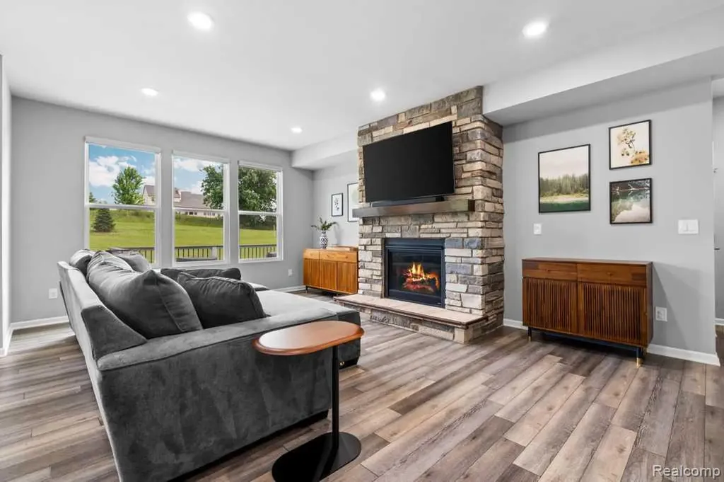 735 Risdon Trail N Saline City MI 48176
