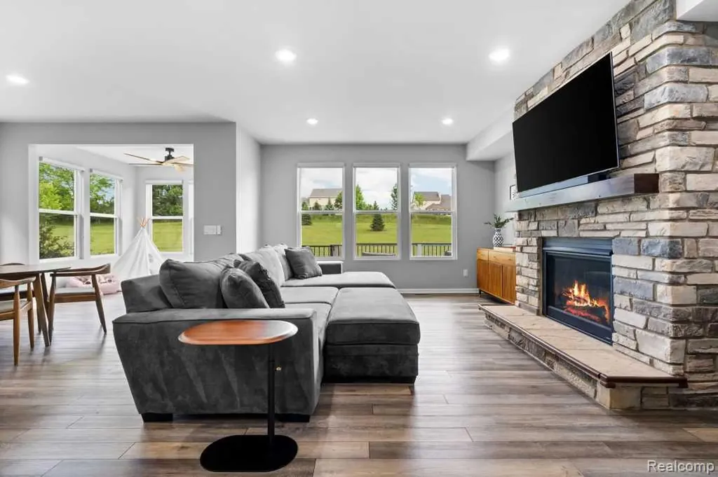 735 Risdon Trail N Saline City MI 48176
